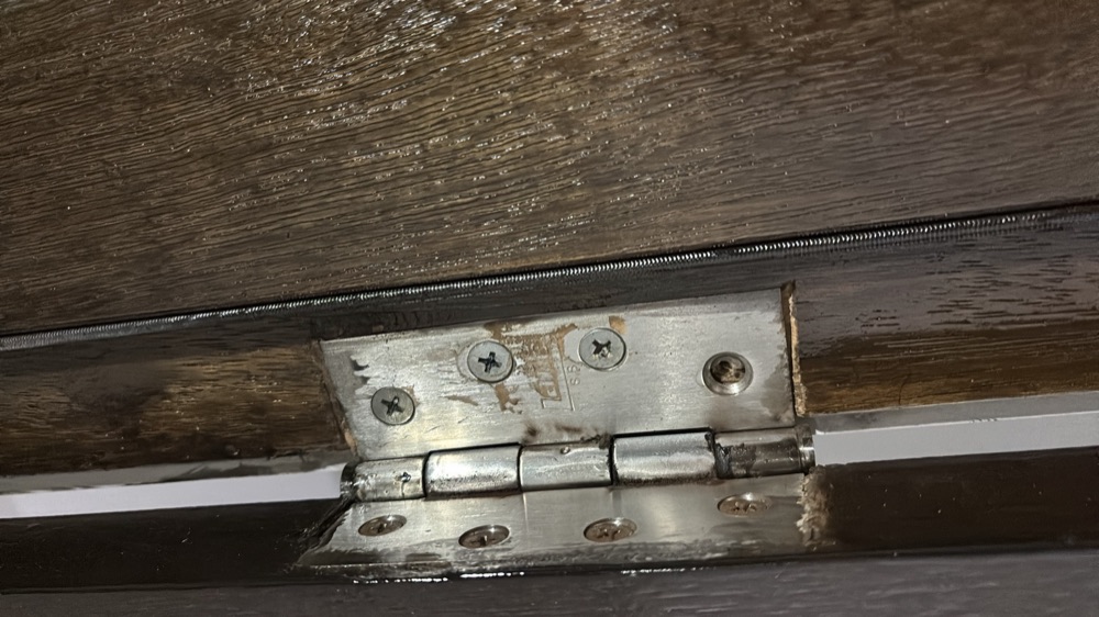 Loose hinge noted on a door, found during a pre-purchase inspection in Craigieburn, 8 km from Mickleham