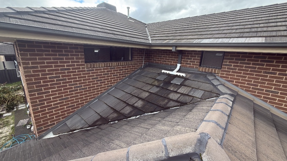 Spreader arrangement recorded across the roof for the report, found during a defect investigation in Mernda, 20 km from Mickleham